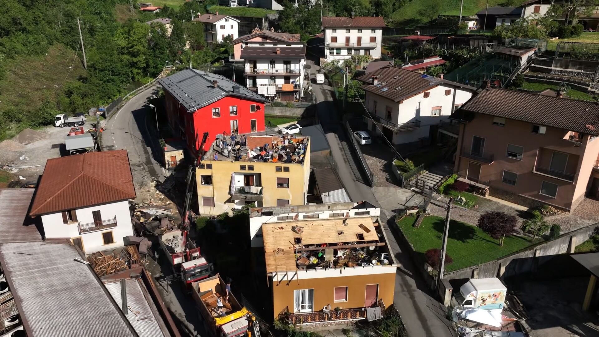 Paura in Val Seriana, tromba d'aria fa volare via i tetti delle case. Cittadini sotto choc