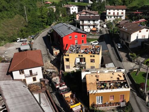 Paura in Val Seriana, tromba d'aria fa volare via i tetti delle case. Cittadini sotto choc