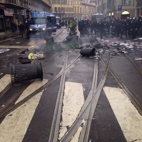 Milano devastata dai black bloc 17