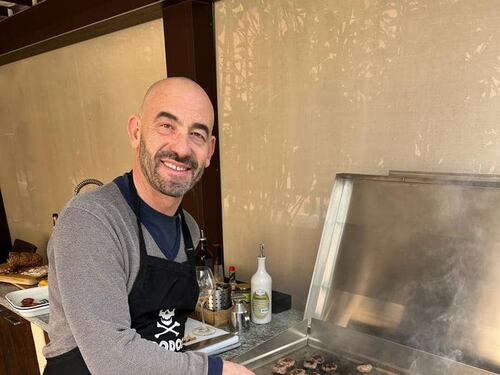 "In laboratorio si producano antibiotici, non bistecche". Anche Bassetti appoggia il governo