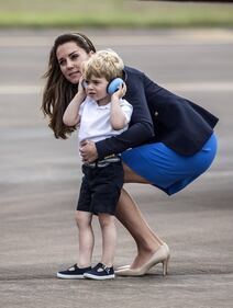 Che capricci, principe George! Tutte le foto alla base militare della Raf e dello "scivolone" sexy di Kate 6