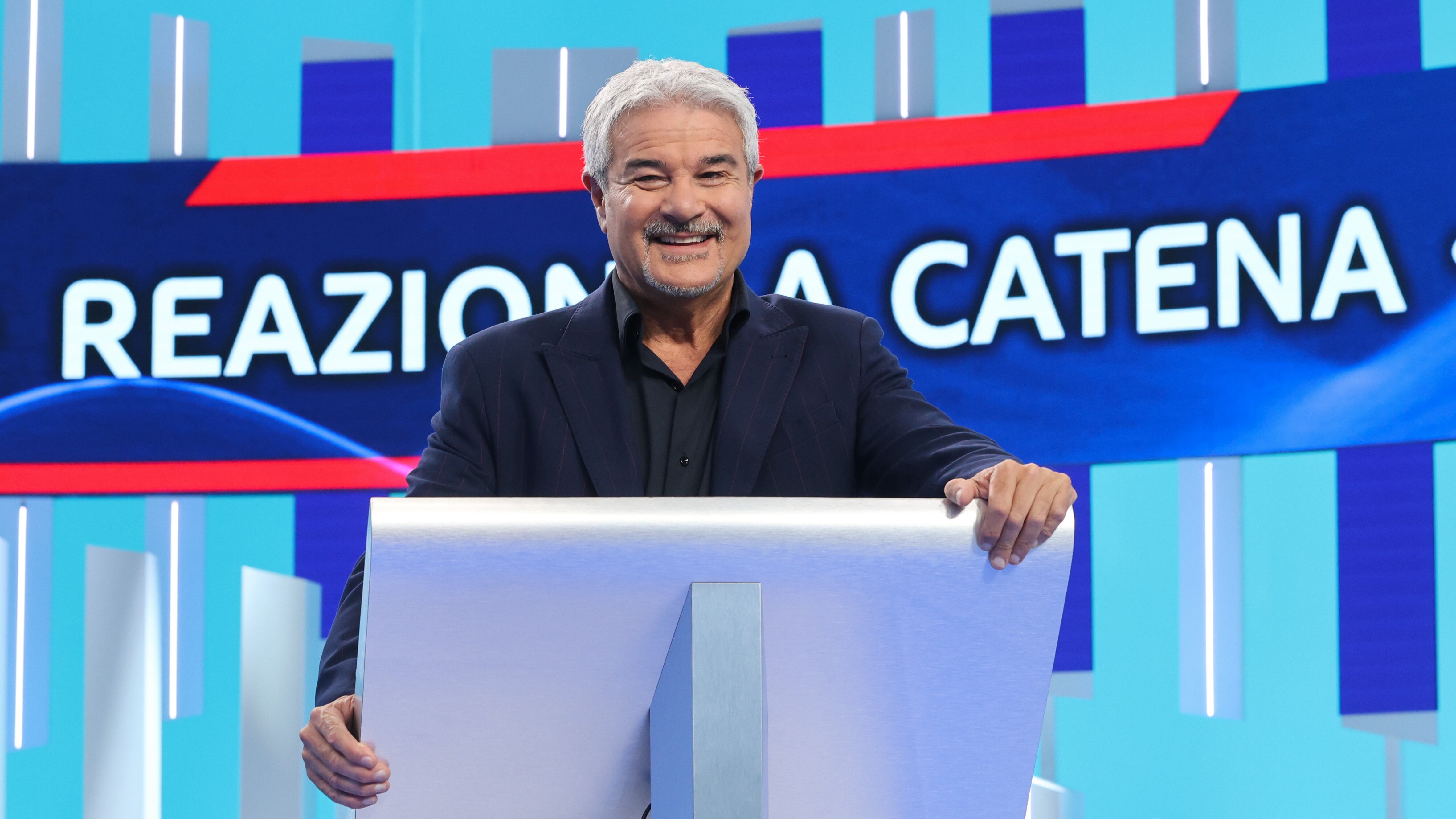 Pino Insegno, l'ex Roberta Lanfranchi, la nuova vita con l'attuale moglie e i 4 figli: chi è il presentatore di Reazione a catena