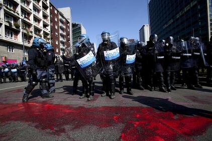 Milano, scontri tra i manifestanti e le forze dell'ordine 10