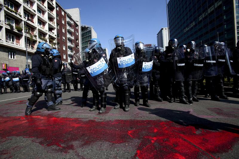 Milano, scontri tra i manifestanti e le forze dell'ordine 10