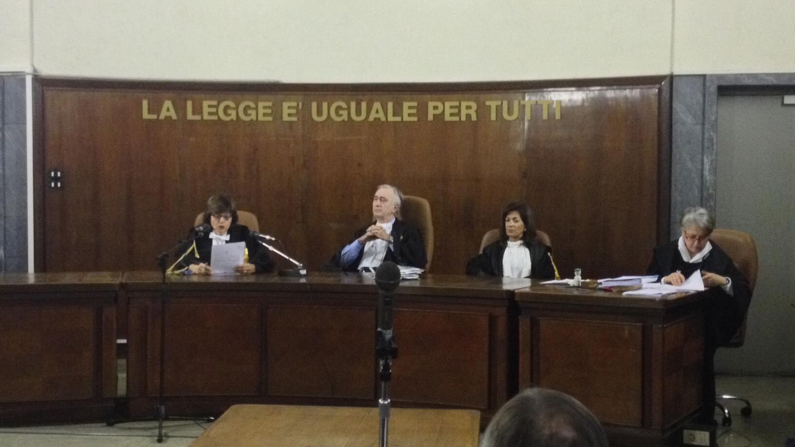 Berlusconi interdetto per 2 anni: ora puntano a "sloggiarlo" entro primavera