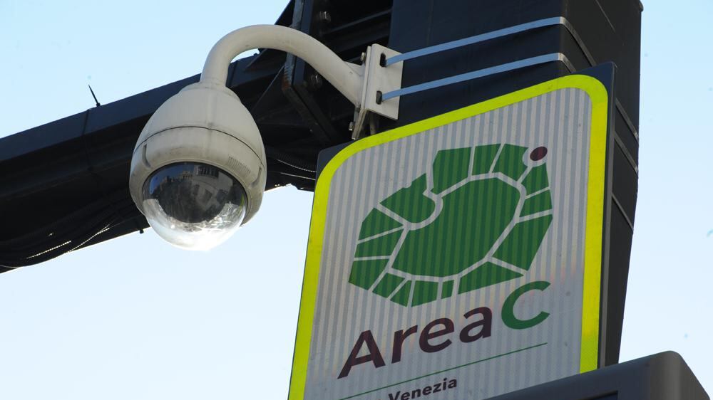 Stop auto sul cavalcavia "L'ultima follia del Pd"