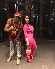 Nicki Minaj, seno in mostra per i 4 milioni di dischi 15