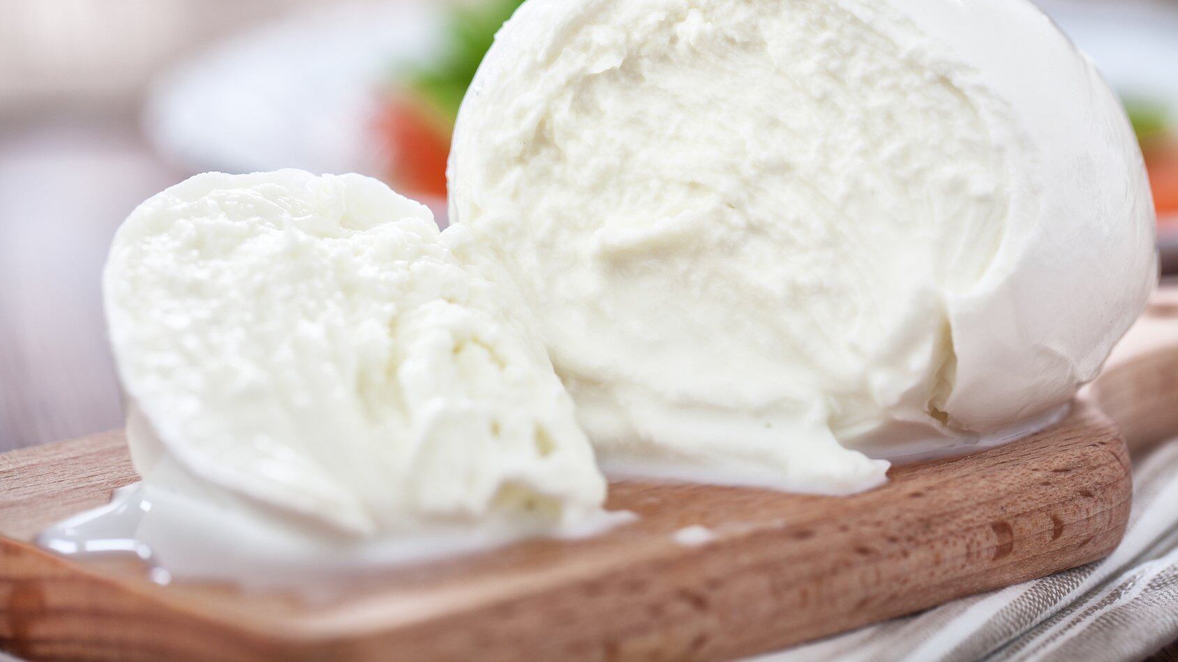 Rincari sul latte: cosa rischia la mozzarella di bufala
