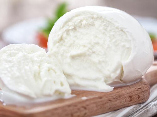 Rincari sul latte: cosa rischia la mozzarella di bufala