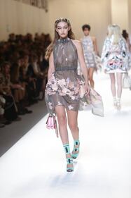Gigi Hadid a seno nudo per Fendi 10
