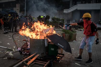 Hong Kong, i violenti scontri tra i manifestanti pro democrazia e le forze dell'ordine 3