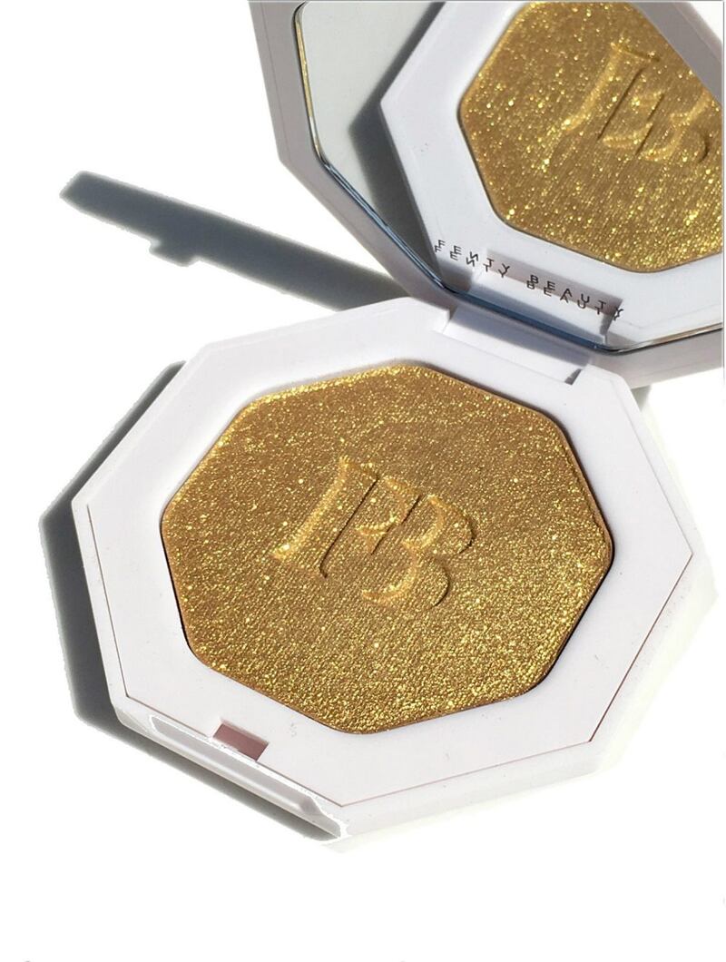 Rihanna super sexy su Instagram lancia la nuova collezione di Fenty Beauty 4