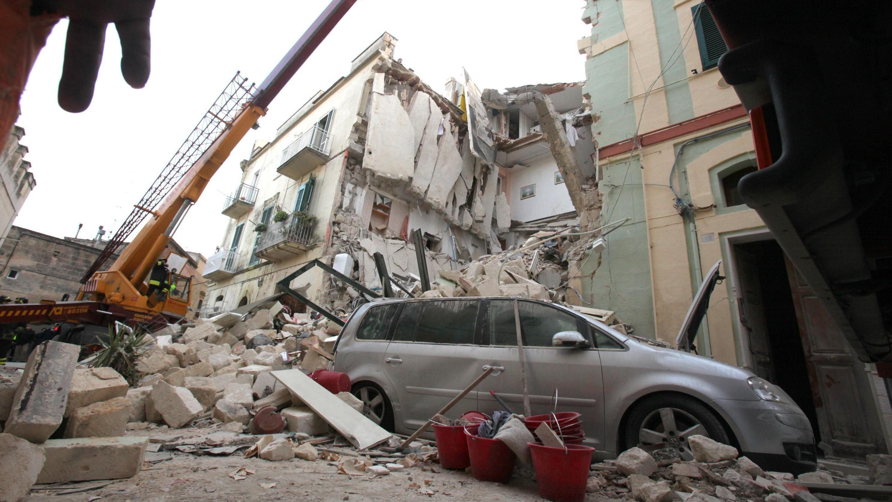 Crolla un palazzo a Matera. "Ho visto mio padre sparire"