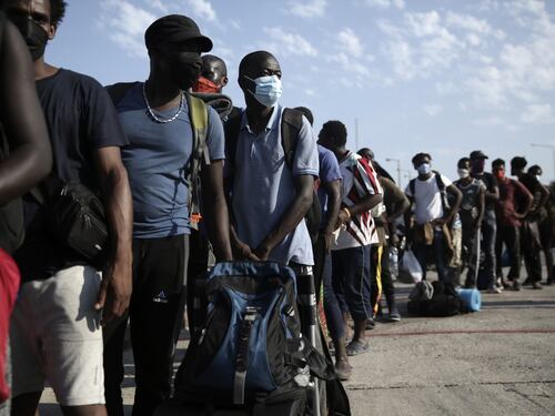 Immigrati "furbi" con le tasche piene: assegno e paga da 1500 euro