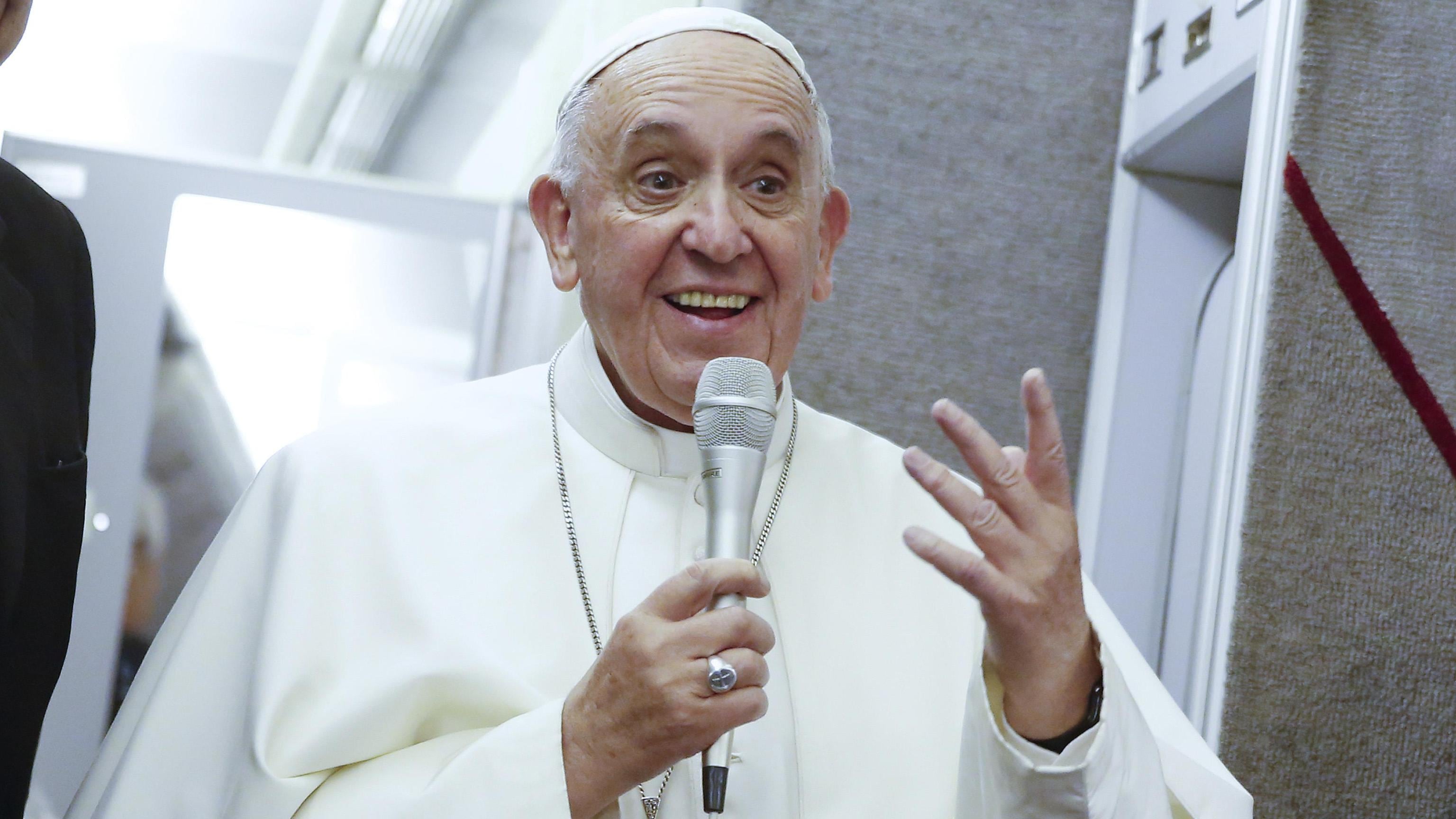 L'abbraccio segreto del Papa all'impiegata anti nozze gay
