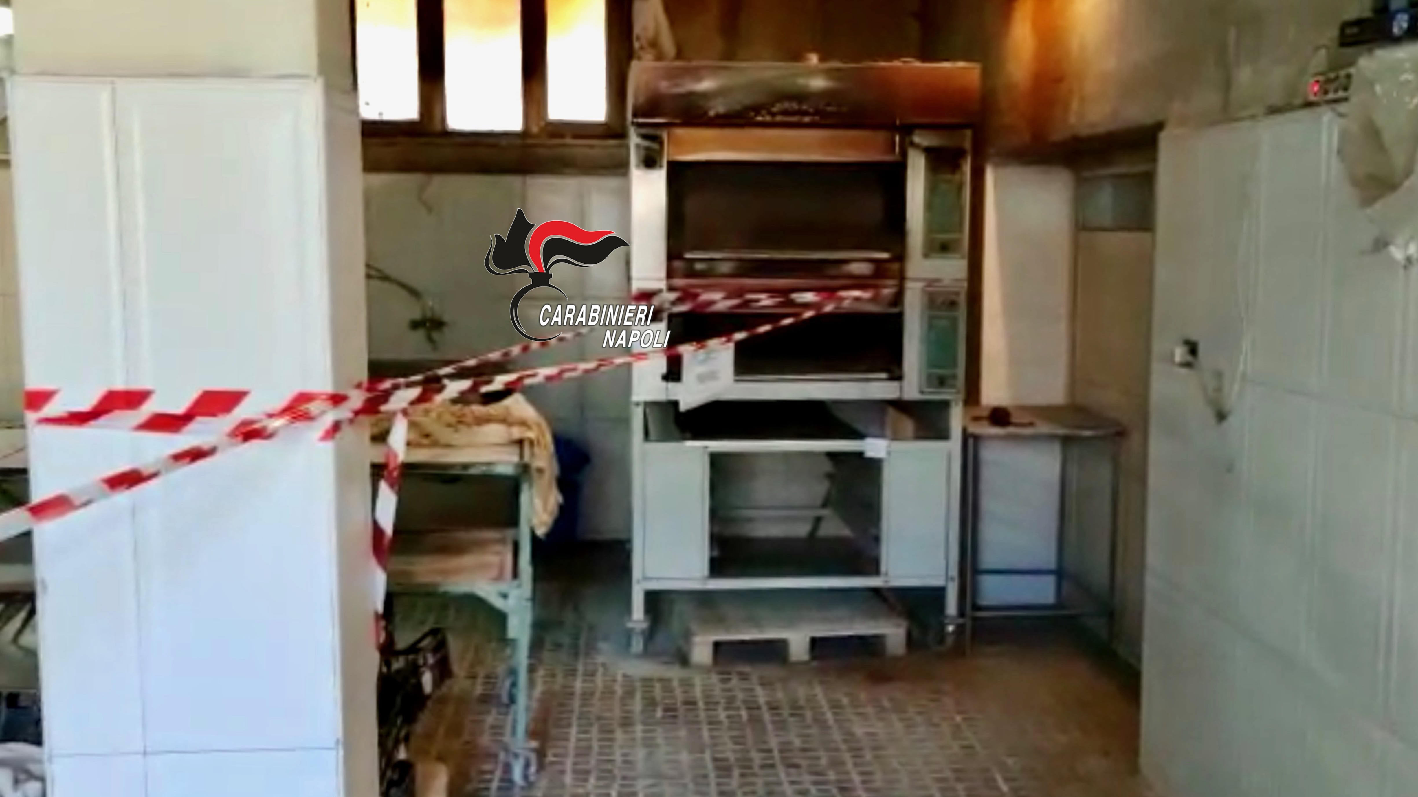 Bruciavano pedane con chiodi per cuocere il pane nel forno