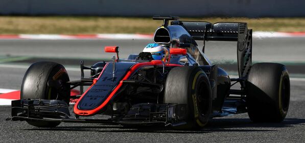Montmelò, botto Alonso: incidente con la sua McLaren 6