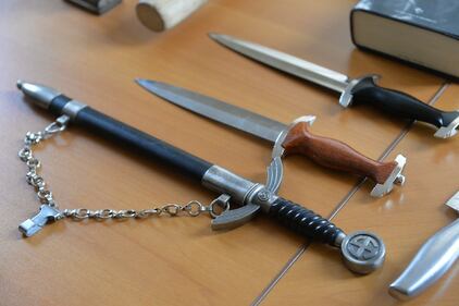 Naziskin, l'arsenale trovato nella sede di Varese 7