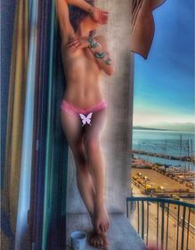 Naike Rivelli nuda con i cristalli 10