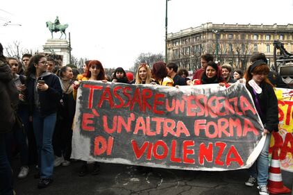 Studenti e studentesse in piazza per la festa dell'8 marzo  9