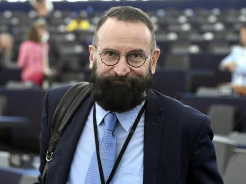 Orgia durante il lockdown. Costretto alle dimissioni l'eurodeputato pro-Orban