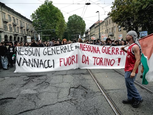 Torino, uova e fumogeni al corteo anti-Vannacci: tensioni tra manifestanti e forze dell’ordine