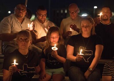 Strage in Texas, fiori e preghiere per le vittime della sparatoria di El Paso 1