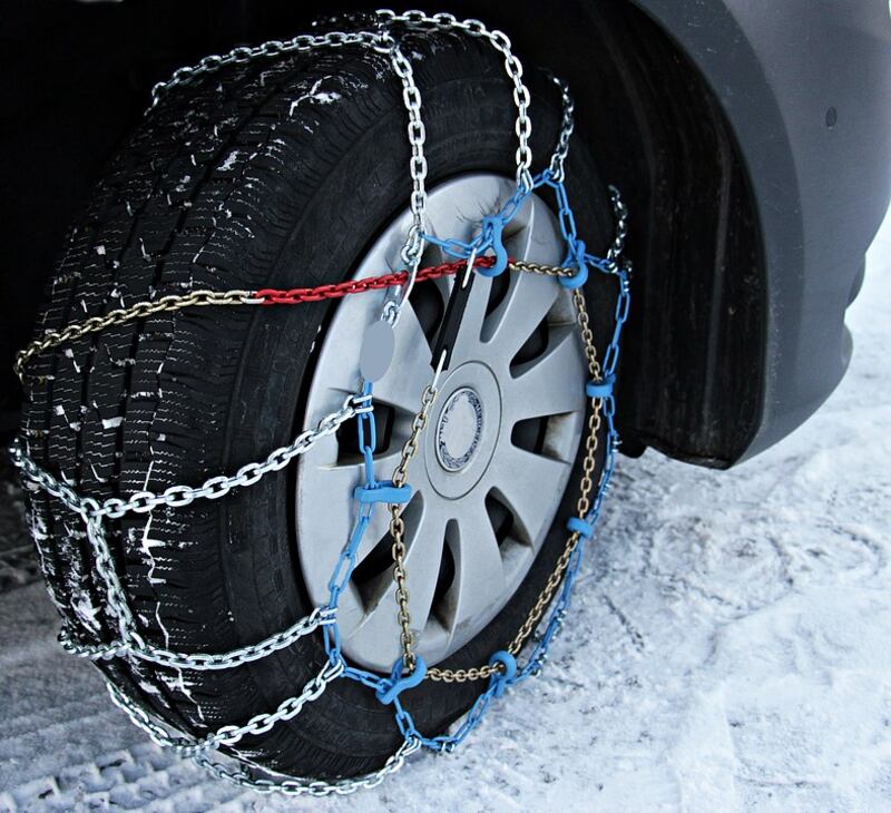 Investita dalla sua auto mentre il marito monta le catene da neve