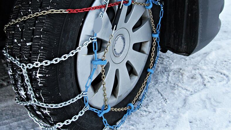 Investita dalla sua auto mentre il marito monta le catene da neve