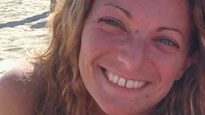 Vercelli, sperona e dà fuoco all'auto dell'ex con lei dentro