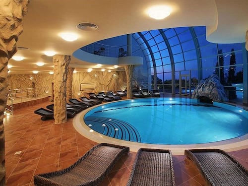 Stanze segrete, piscine e salotti blindati: così i super-ricchi di Dubai si rifugiano sotto terra