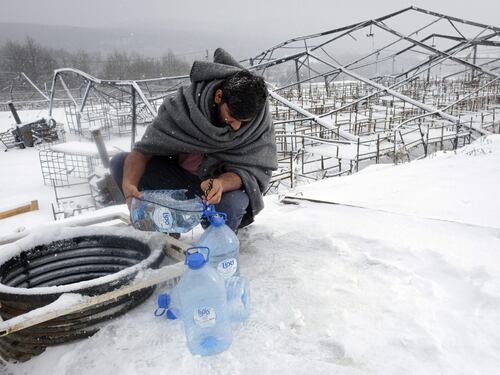 I migranti nella neve a Lipa, Bosnia
