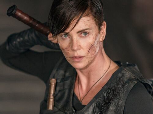Charlize Theron, guerriera immortale e tormentata in "The Old Guard"