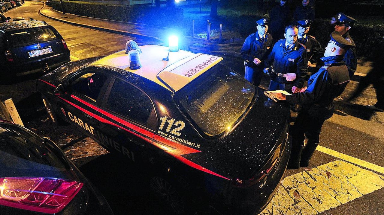 Manager con la pistola in cerca del posto fisso