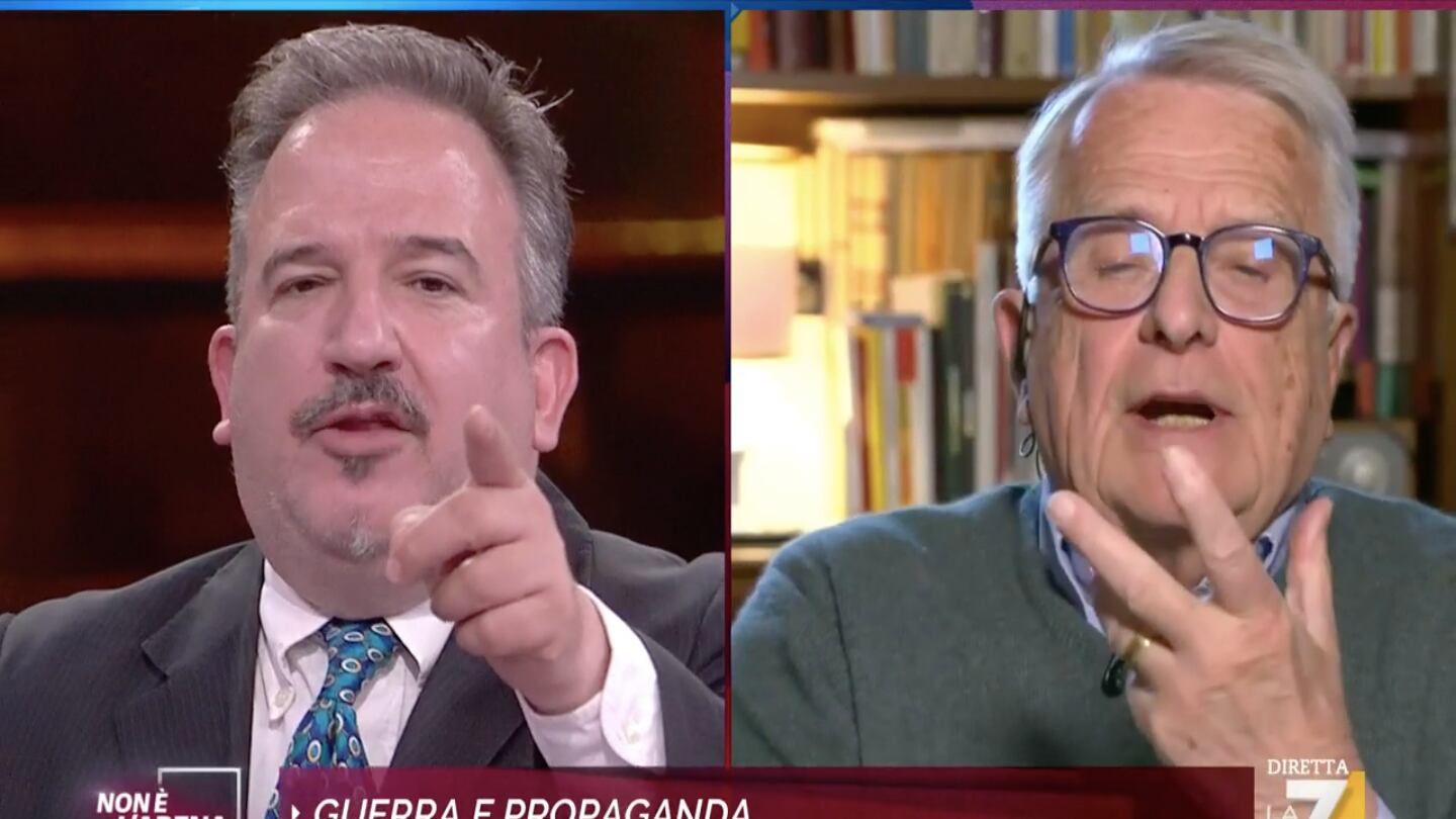"Un set da film", "Prima no vax ora complottisti". In studio scoppia il caos