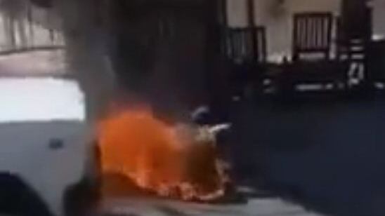 Egitto, video choc: tassista si dà fuoco per protesta contro il governo