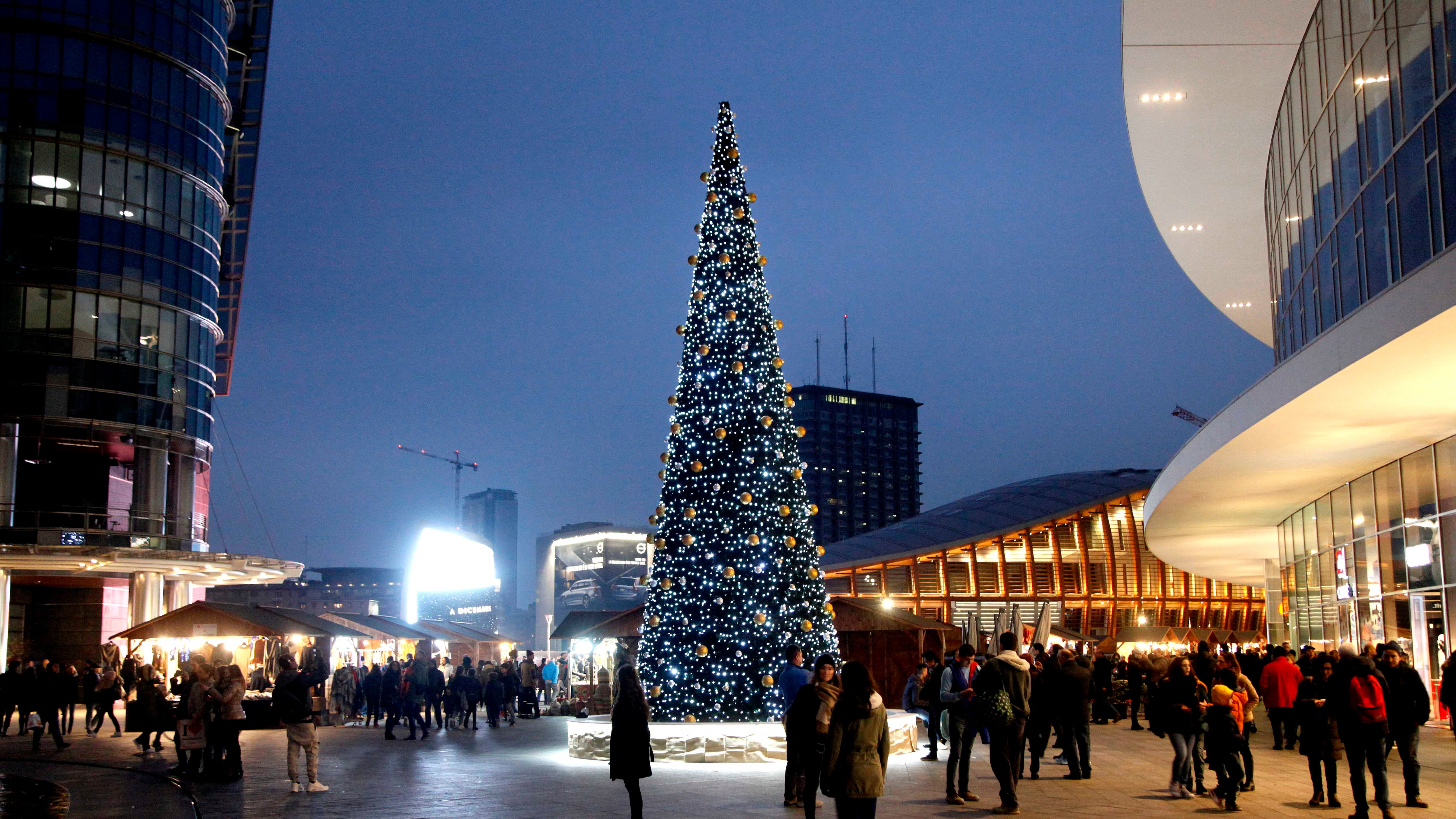 L'albero, gli "Oh Bej Oh Bej", la panca del bacio in Darsena
