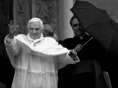 Benedetto VXI rompe il silenzio: "Così mi sono dimesso da Papa"