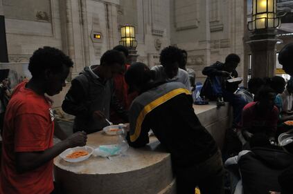I clandestini bivaccano e mangiano per terra 3