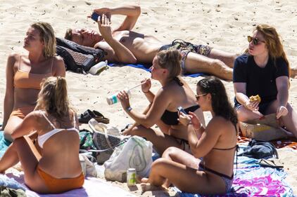 Gli australiani non pensano al coronavirus: in migliaia in spiaggia 6