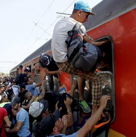 Macedonia, l'assalto dei clandestini ai treni per l'Europa 1