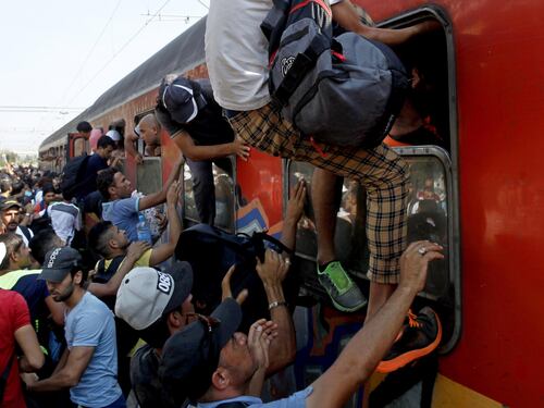 Macedonia, l'assalto dei clandestini ai treni per l'Europa