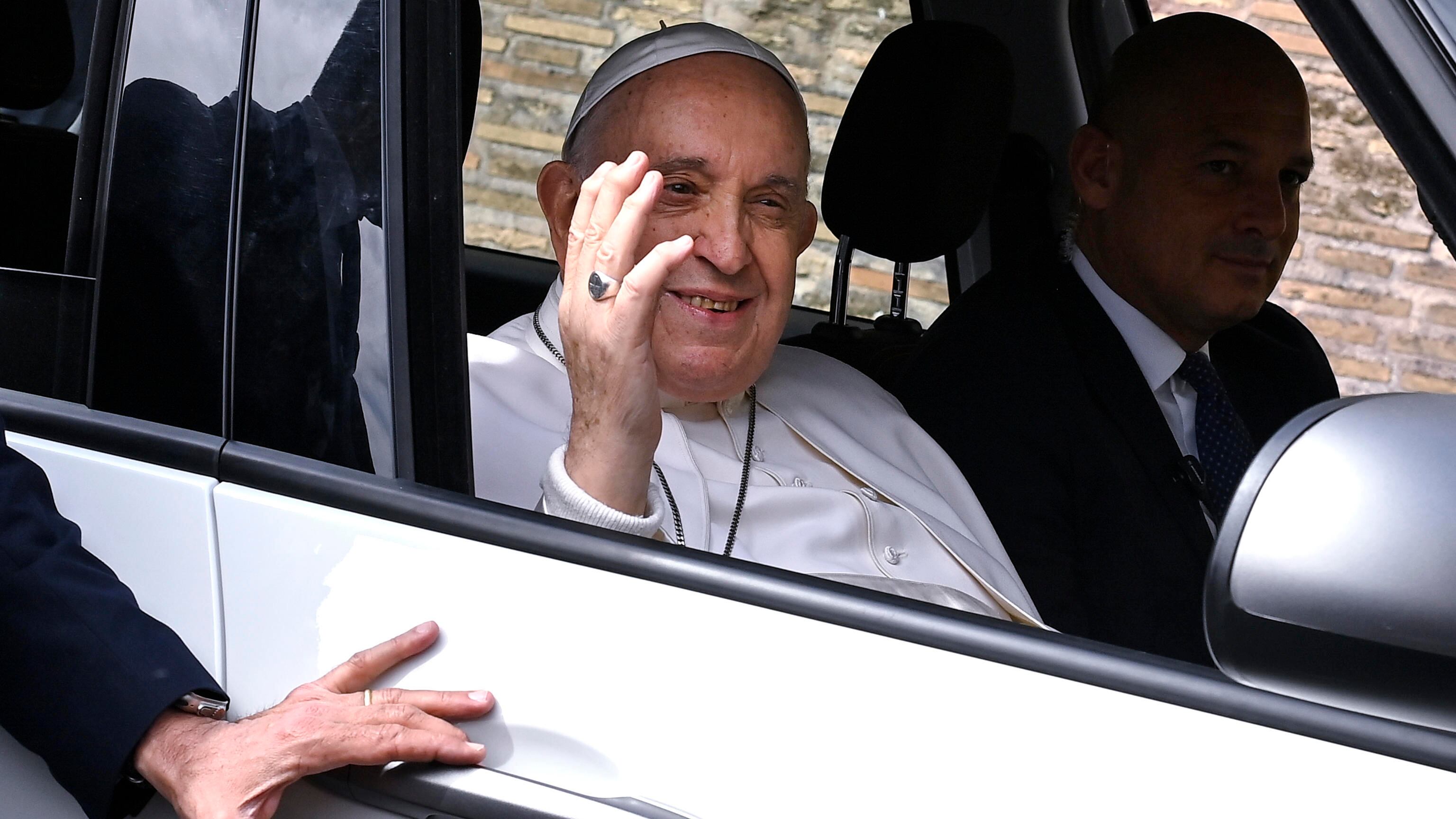 Papa Francesco ricoverato all'ospedale Gemelli: sarà operato all’addome