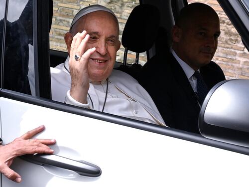 Papa Francesco ricoverato all'ospedale Gemelli: sarà operato all’addome