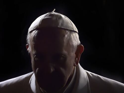 Lievi miglioramenti del Papa. "Ma la prognosi è riservata"