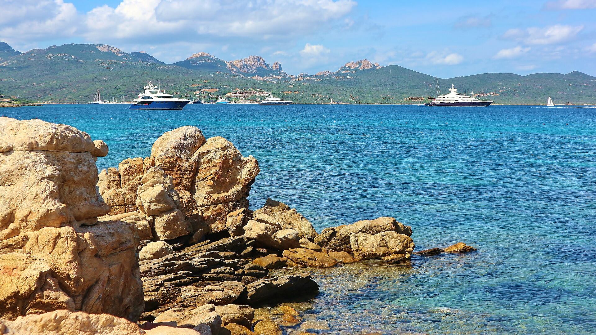 Ritorno alla mondanità dopo la Costa Smeralda. E ora anche i vip si scoprono degli "appestati"