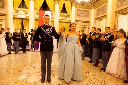 A Milano le debuttanti ballano il valzer. E c'è anche Cenerentola 19