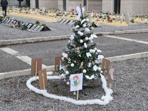 Un albero di Natale per i bimbi mai nati: i genitori battono il sindaco Dem