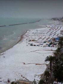 Un'incredibile grandinata imbianca la spiaggia di Grottamare 3