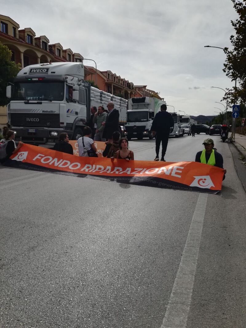 Traffico bloccato e fontana imbrattata di rosso, le immagini del blitz di Ultima generazione a Catania 1
